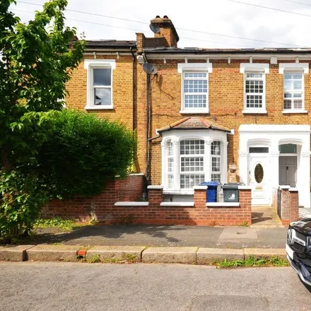 Rent this 6 bed townhouse on Gloucester Road in London, W3 8NP