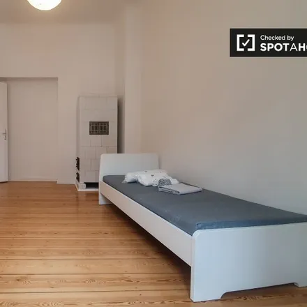 Rent this 6 bed room on Biebricher Straße 13 in 12053 Berlin, Germany