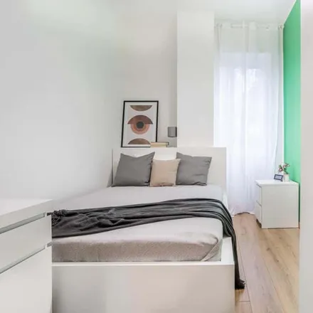 Rent this 3 bed room on Via Tavazzano in 16, 20155 Milan MI