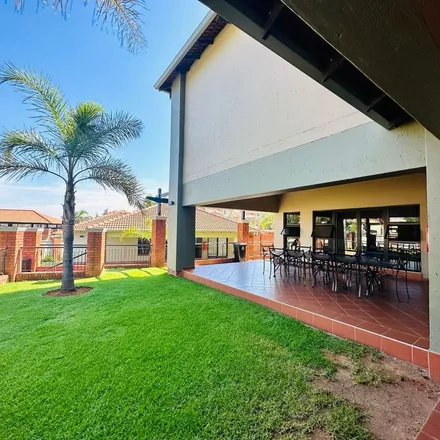 Image 9 - Jimmys killer prawns, Concorde Road East, Bedfordview, Gauteng, 2007, South Africa - Apartment for rent