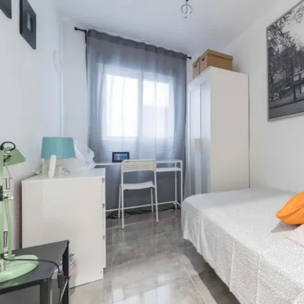 Rent this 4 bed room on Carrer del Duc de Mandas in 33, 46019 Valencia