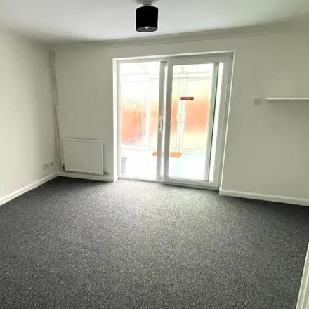 Image 2 - Captains Close, Gosport, PO12 3AU, United Kingdom - Townhouse for rent