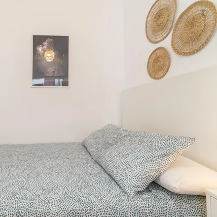 Rent this 6 bed room on Can Pizza in Ronda de la Universitat, 20