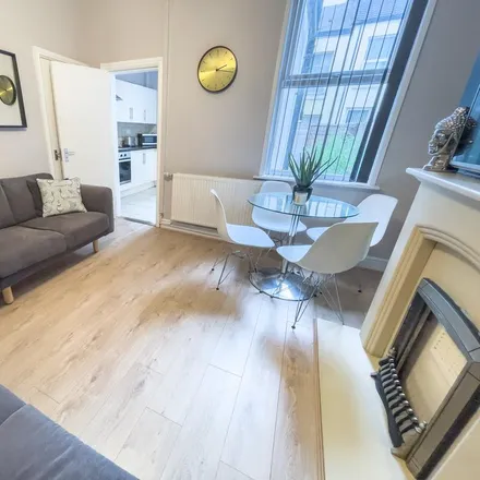 Rent this 5 bed townhouse on Quorn Street in Liverpool, L7 2QE