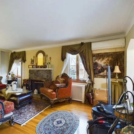 Image 5 - 142-03 58th Avenue, New York, NY 11355, USA - House for sale