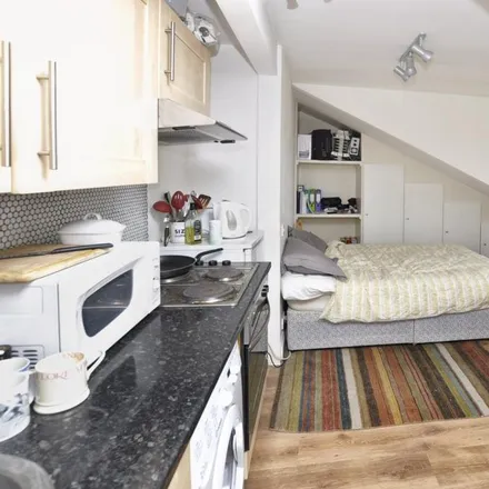 Rent this studio apartment on 26 Canfield Gardens in London, NW6 3DY