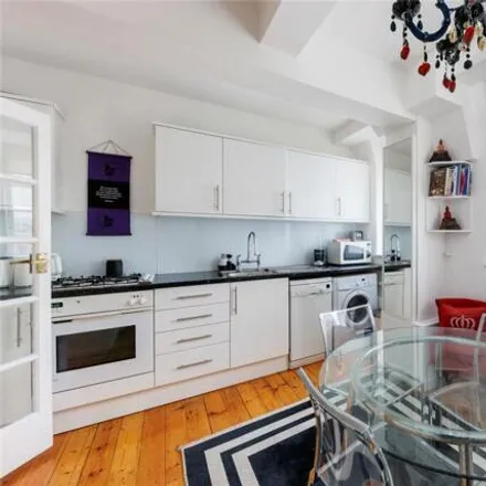 Image 3 - Cranmer Court, 1-67, 110A, 147-245;111-146 Whitehead's Grove, London, SW3 3HB, United Kingdom - Apartment for sale