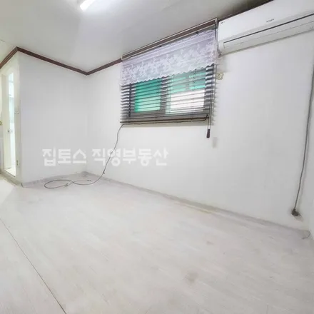 Rent this studio apartment on 서울특별시 서초구 반포동 725-16