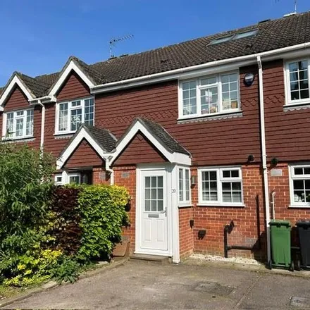 Rent this 3 bed townhouse on Chesham Mews in Guildford, GU1 3NL