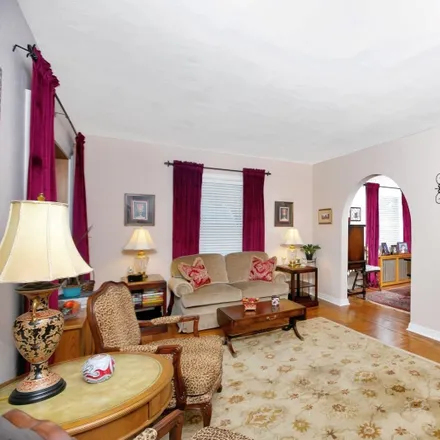 Image 4 - 87-14 253rd Street, New York, NY 11426, USA - House for sale