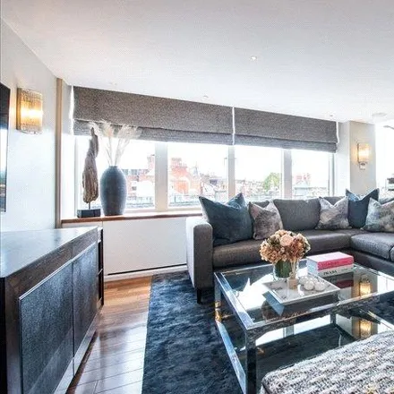 Rent this 3 bed apartment on Kensington Court Mansions in 62-97 Kensington Court, London