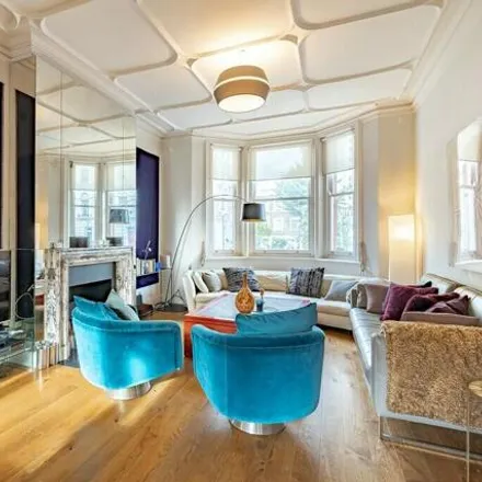 Rent this 2 bed room on 98 Oakley Street in London, SW3 5NN