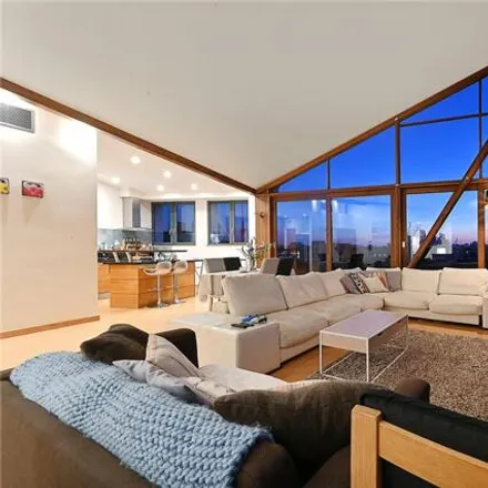 Image 2 - The Triangle, 21 Three Oak Lane, London, SE1 2XQ, United Kingdom - House for sale