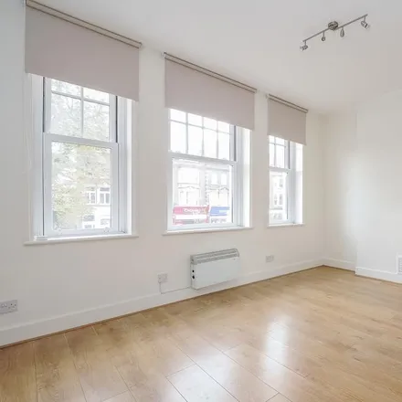 Rent this studio apartment on 144 Rushey Green in London, SE6 4HQ