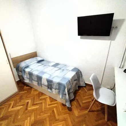 Image 7 - Calle de Doctor Cerrada, 29, 50005 Zaragoza, Spain - Apartment for rent