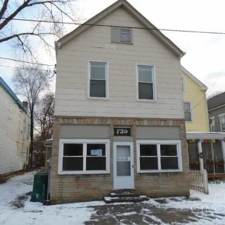 Buy this studio house on 739 McMakin Avenue in Cincinnati, OH 45232