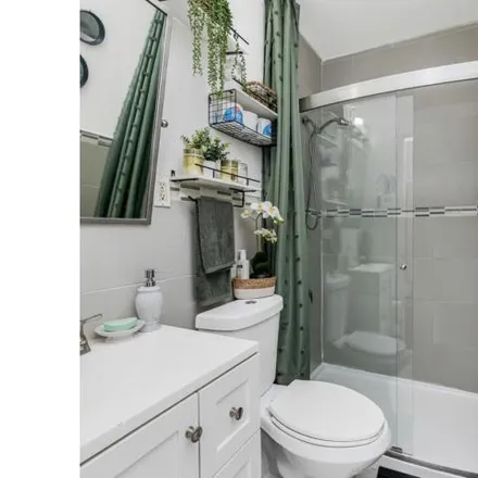 Image 6 - 904 Bryant Avenue, New York, NY 10474, USA - House for sale