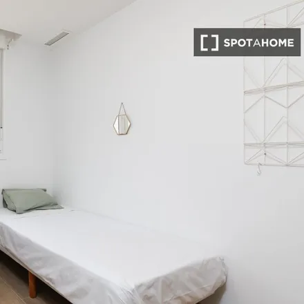 Rent this 5 bed room on Instituto de Educación Secundaria Juan XXIII in Calle Isabel la Católica, 46