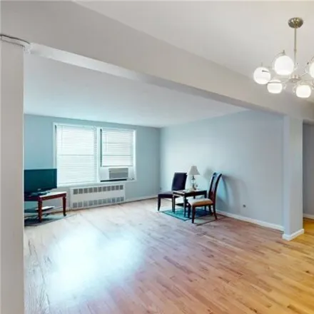 Image 9 - 33-26 92nd Street, New York, NY 11372, USA - Apartment for sale