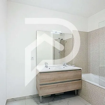 Rent this 5 bed apartment on Rue de la République in 92800 Puteaux, France