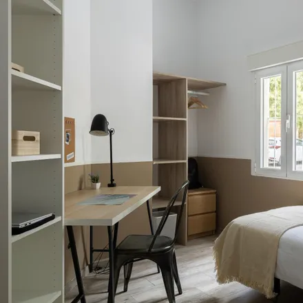 Rent this 2 bed room on Biblioteca María Moliner in Calle Daoíz, 28903 Getafe