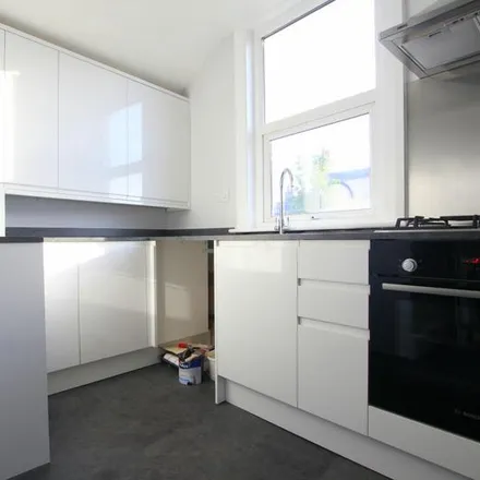 Image 3 - York Road, London, SW19 8TR, United Kingdom - Apartment for rent