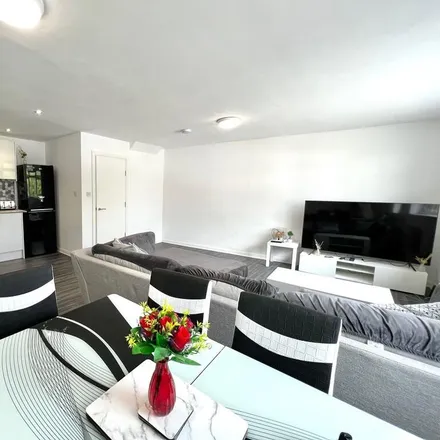 Rent this 3 bed apartment on Chris Haircare Centre in Frindsbury Road, Wainscott