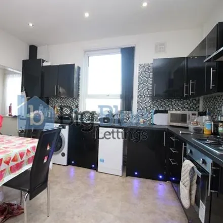 Rent this 5 bed townhouse on Cliff Terrace in Leeds, LS6 2HR