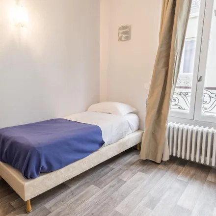 Rent this 26 bed room on 7 Passage Kracher in 75018 Paris, France