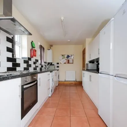Rent this 5 bed duplex on Tops Pizza in 148 Cowley Road, Oxford