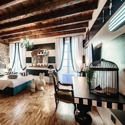 Rent this studio house on 9 Piazza del Duomo in 22100 Como, Italy