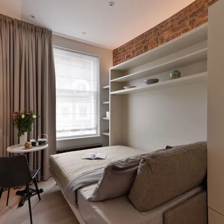 Rent this 1 bed townhouse on 38 Emperor's Gate in London, SW7 4HJ