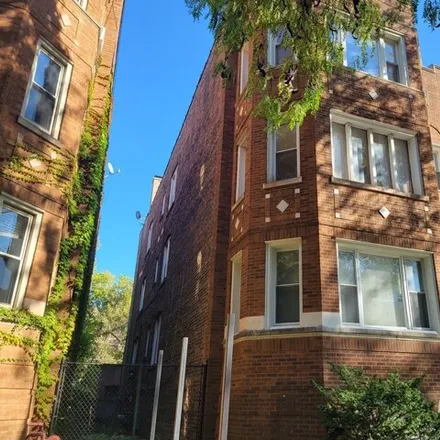 Image 1 - 7825 South Phillips Avenue, Chicago, IL 60617, USA - House for sale