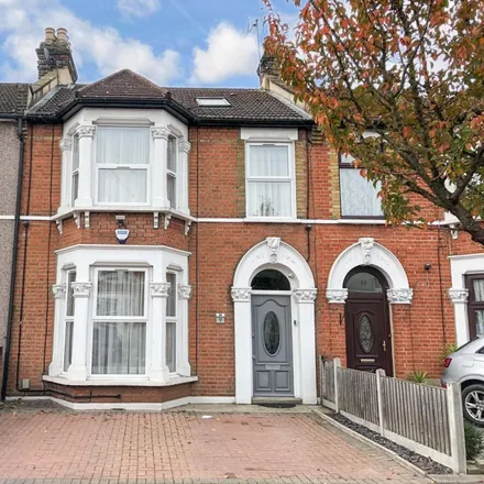 Rent this 5 bed townhouse on Wanstead Park Road in London, IG1 3TW