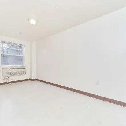 Image 5 - 2464 Hoffman Street, New York, NY 10458, USA - Apartment for rent