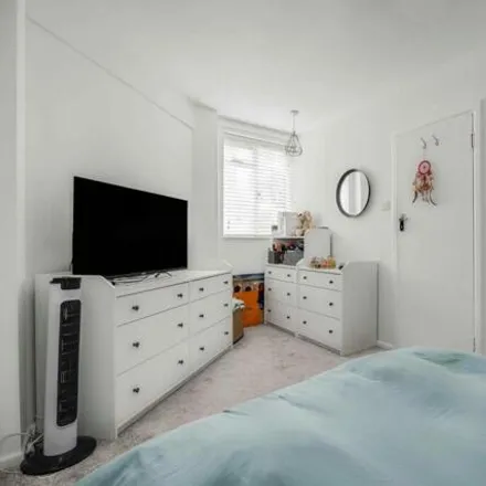 Image 8 - Harwood Court, Upper Richmond Road, London, SW15 6JF, United Kingdom - Apartment for sale
