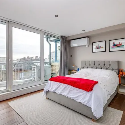 Rent this 4 bed apartment on Phoenix Cycles in Parkgate Road, London