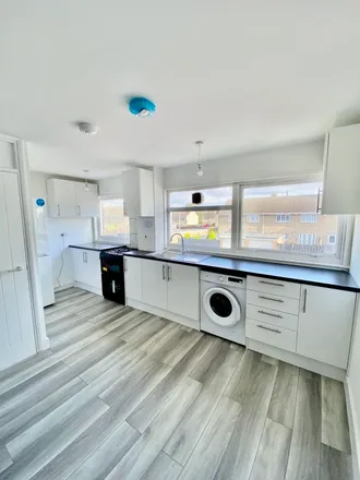Rent this 6 bed townhouse on Sherd Close in Luton, LU3 3LY
