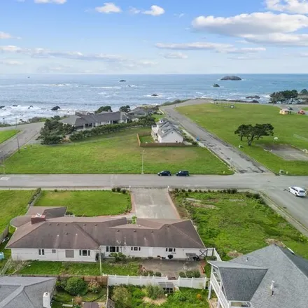 Image 1 - 741 Taylor Street, Crescent City, CA 95531, USA - House for sale