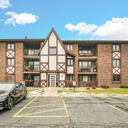 Buy this 2 bed condo on 10568 Palos Place in Palos Hills, IL 60465