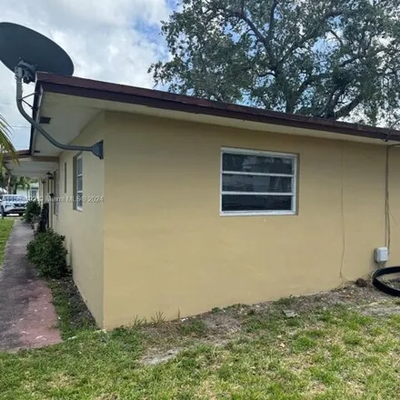 Buy this studio house on 2793 Grant Street in Hollywood, FL 33020