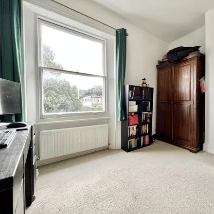 Image 7 - Thurlby Close, London, IG8 8AW, United Kingdom - Apartment for rent