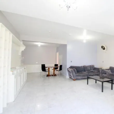 Image 3 - Fishponds Road, London, SW17 7LF, United Kingdom - House for rent