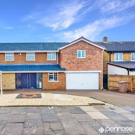 Buy this 6 bed house on Foxbury Close in Luton, LU2 7BQ