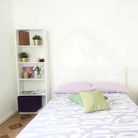 Rent this 3 bed room on Via Vittorio Barzoni in 2, 20139 Milan MI