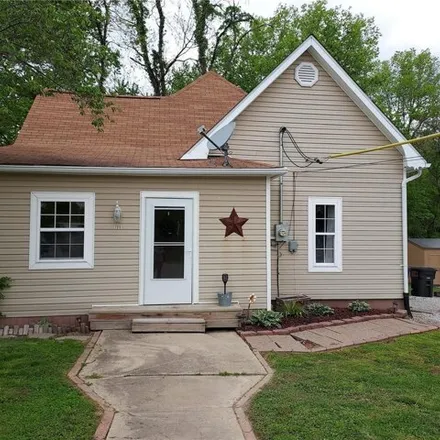 Buy this 3 bed house on 724 East Beaumont Avenue in Greenville, IL 62246