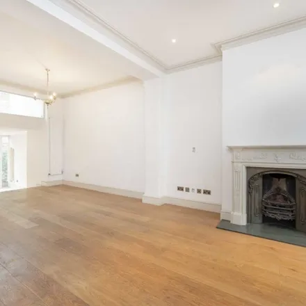 Rent this 4 bed apartment on 35 Queensdale Road in London, W11 4SA