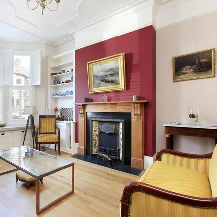 Rent this 5 bed townhouse on Narbonne Avenue in London, SW4 9LG