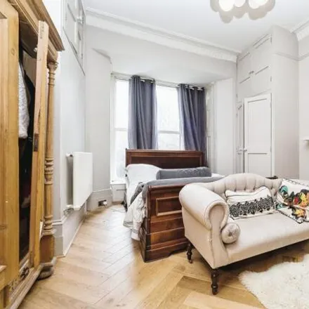 Image 7 - Knighton Lane, High Road, London, IG9 5HD, United Kingdom - Apartment for sale