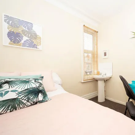 Rent this 7 bed room on 3-37 Headingley Mount in Leeds, LS6 3EW